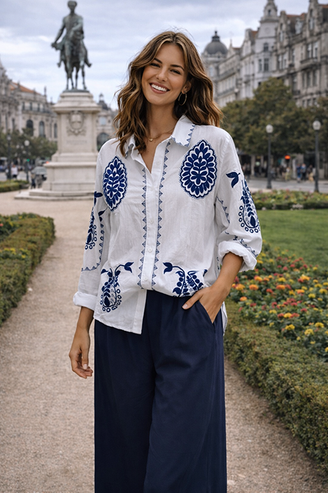 Camisa-bordada-branca-com-calcas-azul-marinho-copia